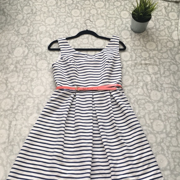 Tiana B. Dresses & Skirts - Tiana B Sleeveless Dress w/ Belt